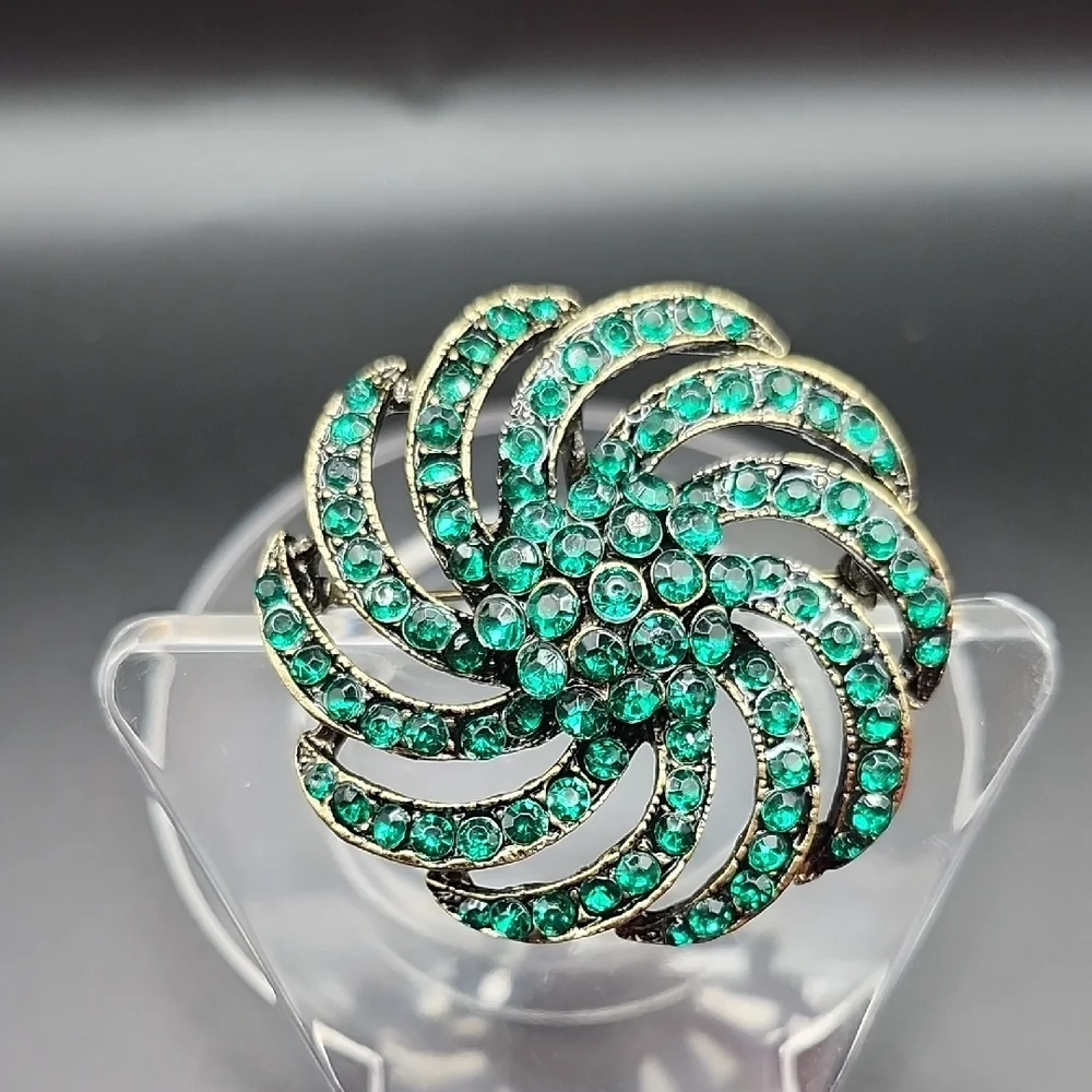 Elegant Green Swirl Ring